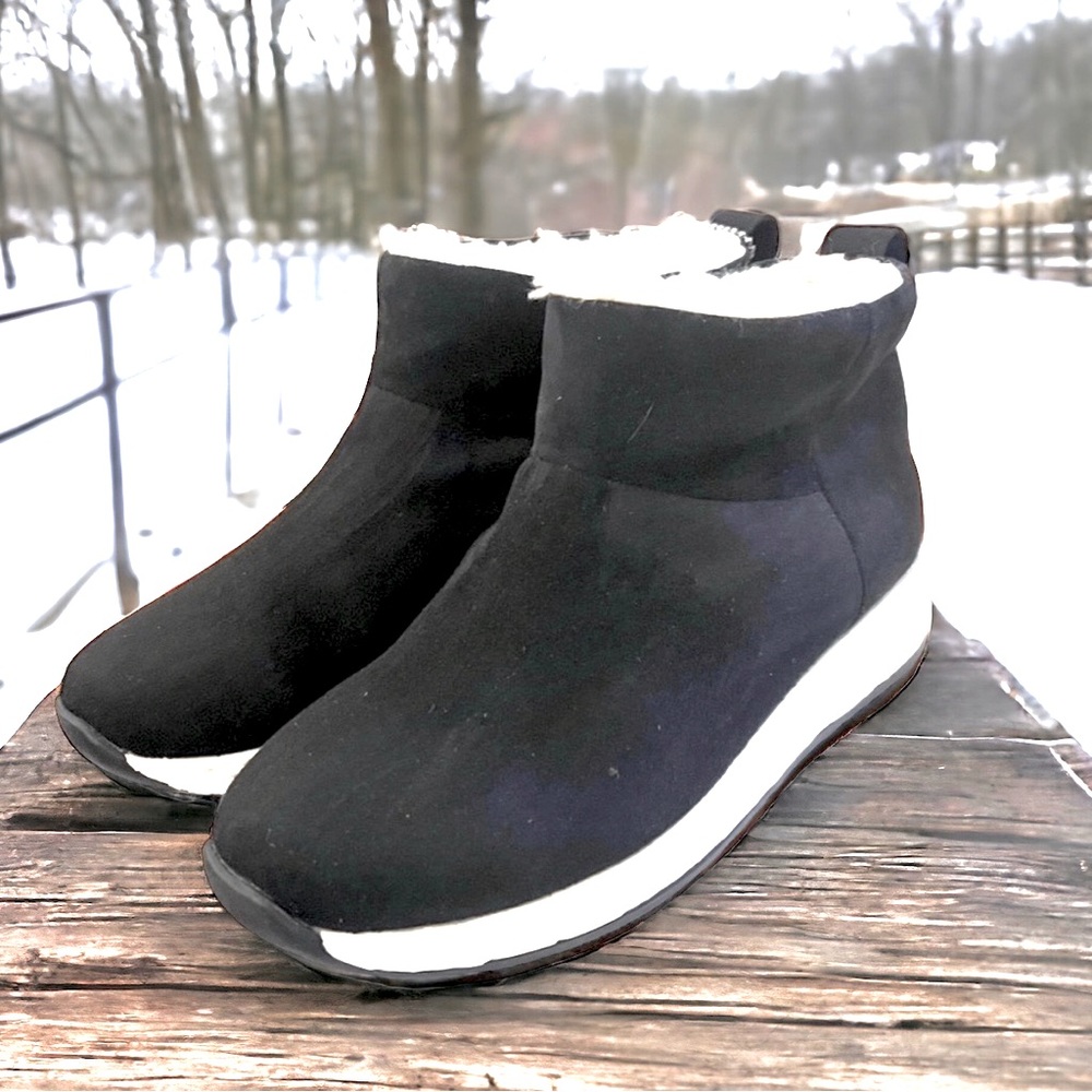 J/Slide NEW Urban Sport pull on bootie Size 6 Black & White Suede exterior